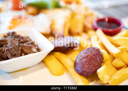 Detailansicht der türkischen Stil reichhaltiges und leckeres Frühstückstisch hautnah. Stockfoto