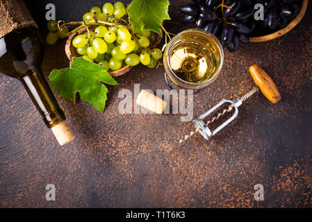 Traubenmost, Wein und Jahrgang Korkenzieher Stockfoto