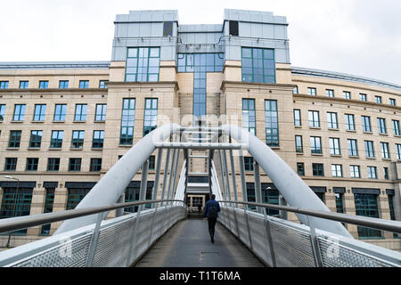 Fußgängerbrücke verbindet Exchange Crescent mit Rutland Square im Zentrum von Edinburgh, Schottland, Großbritannien Stockfoto