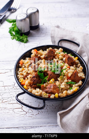 Bulgur mit Gemüse und Fleisch Stockfoto