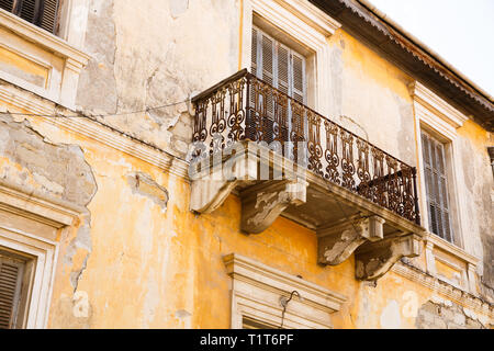 Altes Gebäude mit wunderschönen Balkon in Limassol, Zypern. Stockfoto