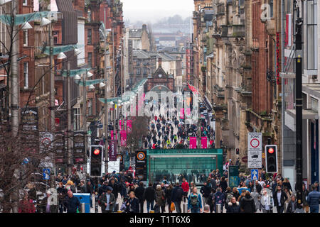 Blick entlang besetzt Buchanan Street der Haupteinkaufsstraße in Glasgow, Schottland, Großbritannien Stockfoto