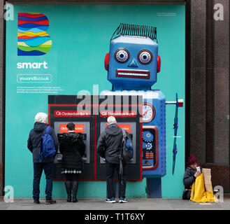 Menschen mit ATM Maschine neben Obdachlosen im Zentrum von Glasgow, Schottland, Großbritannien Stockfoto