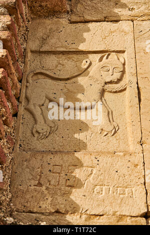 Nahaufnahme Bild-und-Bild des Reliefs, der Haupteingang zu David Gareja georgisch-orthodoxen Kloster, Mount Gareja, der Region Kachetien, Georgien (num Stockfoto