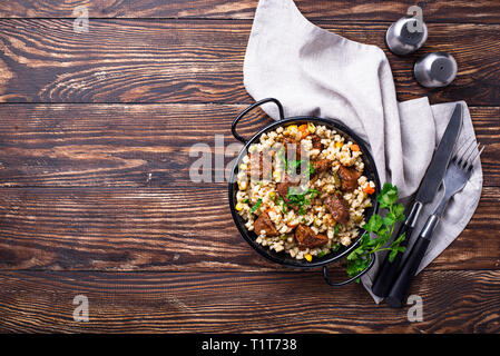 Bulgur mit Gemüse und Fleisch Stockfoto