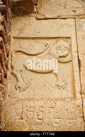 Nahaufnahme Bild-und-Bild des Reliefs, der Haupteingang zu David Gareja georgisch-orthodoxen Kloster, Mount Gareja, der Region Kachetien, Georgien (num Stockfoto