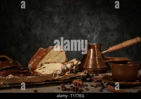 Frisch gemahlenen Kaffee in einen Türken auf einem hölzernen Hintergrund gebraut Stockfoto