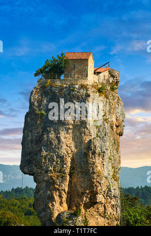 Bild-und-Bild von Katskhi Säule georgisch-orthodoxen Kirche auf einer 40 m (130 ft) natürlichen Kalkfelsen Säule in der Nähe von Chiatura, Imereti Region, Georgien (Co Stockfoto