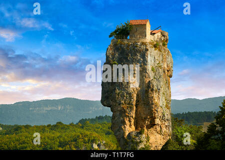 Bild-und-Bild von Katskhi Säule georgisch-orthodoxen Kirche auf einer 40 m (130 ft) natürlichen Kalkfelsen Säule in der Nähe von Chiatura, Imereti Region, Georgien (Co Stockfoto