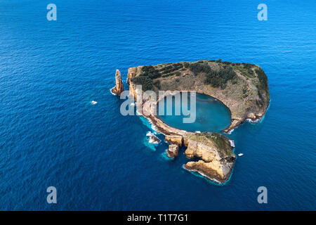 Blick von oben auf die kleine Insel von Vila Franca do Campo, Azoren, Portugal. Stockfoto