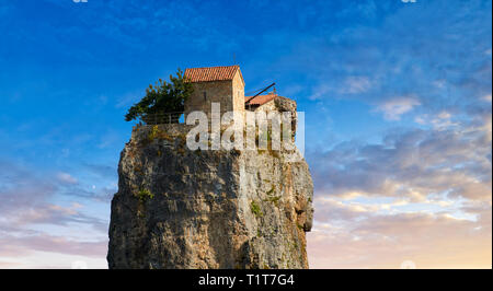 Bild-und-Bild von Katskhi Säule georgisch-orthodoxen Kirche auf einer 40 m (130 ft) natürlichen Kalkfelsen Säule in der Nähe von Chiatura, Imereti Region, Georgien (Co Stockfoto