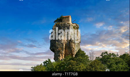 Bild-und-Bild von Katskhi Säule georgisch-orthodoxen Kirche auf einer 40 m (130 ft) natürlichen Kalkfelsen Säule in der Nähe von Chiatura, Imereti Region, Georgien (Co Stockfoto