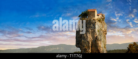 Bild-und-Bild von Katskhi Säule georgisch-orthodoxen Kirche auf einer 40 m (130 ft) natürlichen Kalkfelsen Säule in der Nähe von Chiatura, Imereti Region, Georgien (Co Stockfoto