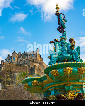 Ross Brunnen in ursprünglichen Farben nach der Renovierung 2018 mit Edinburgh Castle nach hinten in die Princes Street Gardens, Edinburgh, Schottland, Großbritannien Stockfoto