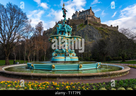Ross Brunnen in ursprünglichen Farben nach der Renovierung 2018 mit Edinburgh Castle nach hinten in die Princes Street Gardens, Edinburgh, Schottland, Großbritannien Stockfoto