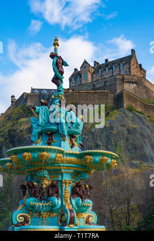 Ross Brunnen in ursprünglichen Farben nach der Renovierung 2018 mit Edinburgh Castle nach hinten in die Princes Street Gardens, Edinburgh, Schottland, Großbritannien Stockfoto