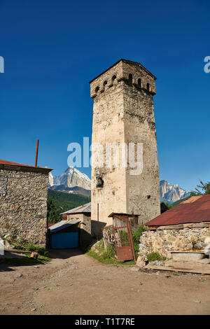 Stein mittelalterlichen Swanetien Turm beherbergt der Lashtkhveri Dorf im Kaukasus, obere Swanetien, Samegrelo-Zemo, Mestia Swanetien, Georgia. Ein uneso Stockfoto