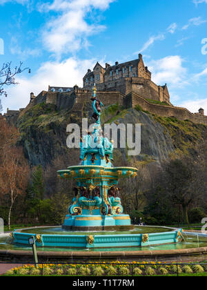 Ross Brunnen in ursprünglichen Farben nach der Renovierung 2018 mit Edinburgh Castle nach hinten in die Princes Street Gardens, Edinburgh, Schottland, Großbritannien Stockfoto