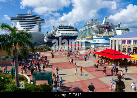 Kreuzfahrtschiffe im Hafen von St. John's Antigua ist die Hauptstadt und größte Stadt von Antigua und Barbuda, der Westindischen Inseln in der Karibik Stockfoto