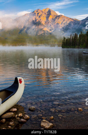 Anzeigen von Pyramid Lake in der Nähe von Jasper British Columbia Kanada. Frühe Licht mit dem Kanu im Vordergrund Stockfoto