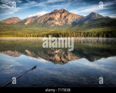 Anzeigen von Pyramid Lake in der Nähe von Jasper British Columbia Kanada. Frühe Licht Stockfoto
