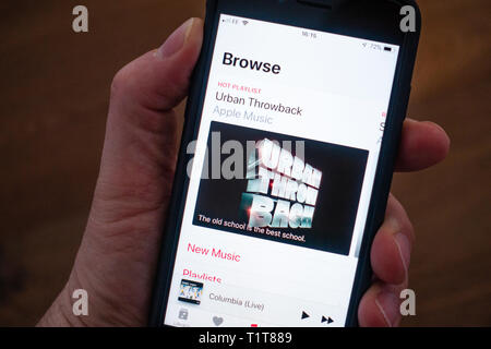 Über ein Mobiltelefon an Apple Musik App durchsuchen Stockfoto