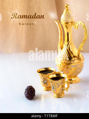 Stillleben mit traditionellen Goldenen arabischen Kaffee mit dallah und Schale. Weißer Hintergrund. Ramadan Konzept. Stockfoto
