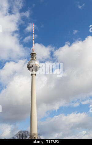 Wahrzeichen und Fernsehturm, Fernsehturm, in Berlin, Deutschland, an einem sonnigen Tag. Stockfoto