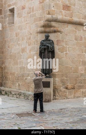 Asiatische Touristen ein Foto von der Statue des San Pedro de Alcantara vor den Toren der Kathedrale Santa Maria entfernt Stockfoto