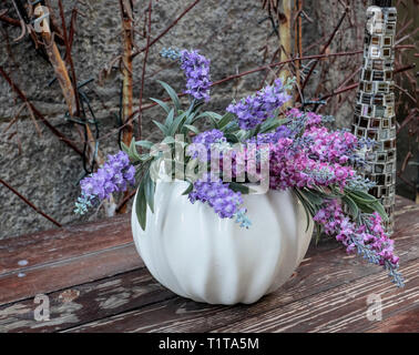 Zusammensetzung von bunten Blumen in einer weißen Vase Stockfoto
