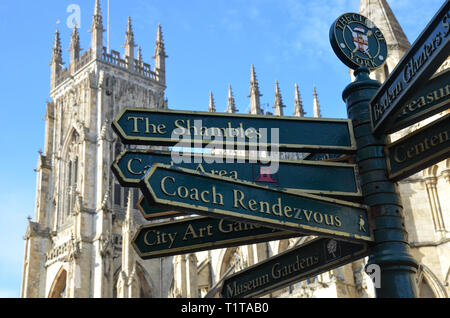 Straßenschild und das York Minster, York, North Yorkshire, England, Februar 2019 Stockfoto