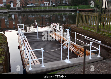 Kette Fähre über den Fluss Avon in Stratford-upon-Avon, Warwickshire, am 28. März 2019. Stockfoto