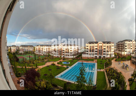 Ein voller Regenbogen als vom Balkon eines high class Vorort von Madrid gesehen. Spanien. Stockfoto