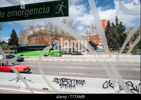 Graffiti Tag auf einem Bus-Fenster, Madrid, Spanien. Stockfoto