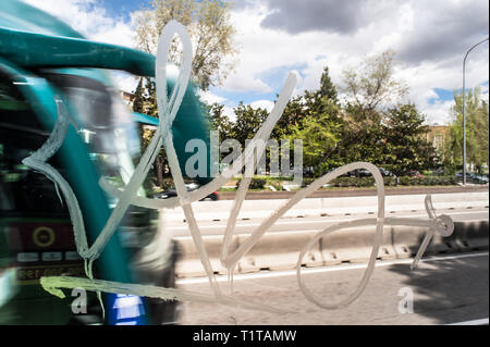 Graffiti Tag auf einem Bus-Fenster, Madrid, Spanien. Stockfoto