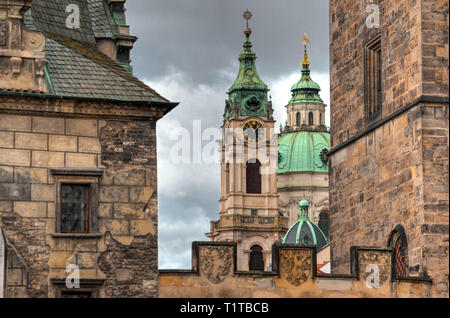 Kuppel und Glockenturm einer mittelalterlichen Burg aus der alten Mauer Nahaufnahme Stockfoto