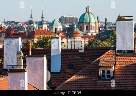 Alten roten Dächer und Schornsteine von Prag. Ansicht von oben Stockfoto