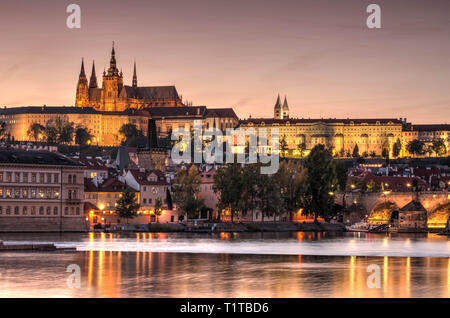 Die Prager Altstadt, Cech Republik. Praha Schloss mit Kirchen, Kapellen und Turm Stockfoto