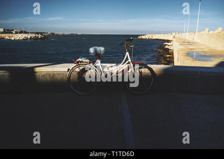 GIOVINAZZO - Italien / Januar 2018: Das hübsche Fischerdorf Giovinazzo in Apulien, im Süden von Italien Stockfoto