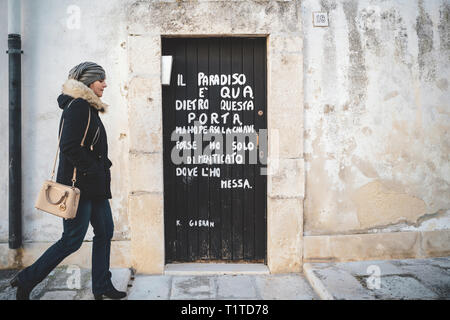 GIOVINAZZO - Italien / Januar 2018: Das hübsche Fischerdorf Giovinazzo in Apulien, im Süden von Italien Stockfoto