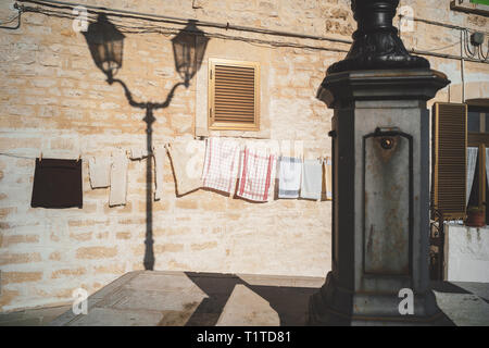 GIOVINAZZO - Italien / Januar 2018: Das hübsche Fischerdorf Giovinazzo in Apulien, im Süden von Italien Stockfoto