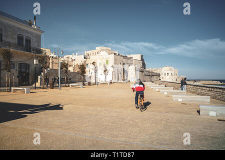 GIOVINAZZO - Italien / Januar 2018: Das hübsche Fischerdorf Giovinazzo in Apulien, im Süden von Italien Stockfoto