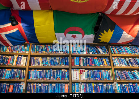 Reiseführer Bücher auf einem Regal in Hostel in Antalya, Türkei Stockfoto