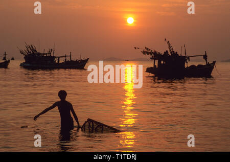 Ha Tien, Vietnam - 26 Februar 2002: Fischer mit einem Käfig Trap bei Ha Tien auf Vietnams Delta des Flusses Mekong Stockfoto