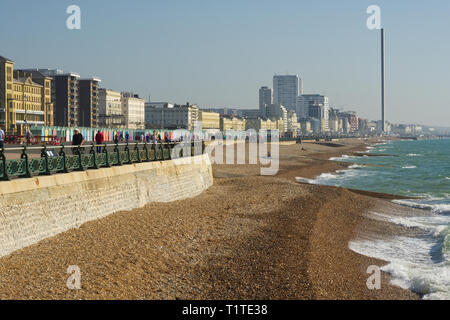 Strand und Promenade in Hove, Brighton, East Sussex, England Stockfoto