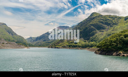 Blick von Llanberis über Llyn Peris und Mount Snowdon, Snowdonia, Gwynedd, Wales, Großbritannien Stockfoto