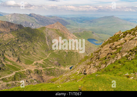 Blick vom Gipfel des Mount Snowdon, Snowdonia, Gwynedd, Wales, UK - Blick nach Norden an Garnedd Ugain, die Pyg Track und der Bergmann, Anschluss Stockfoto