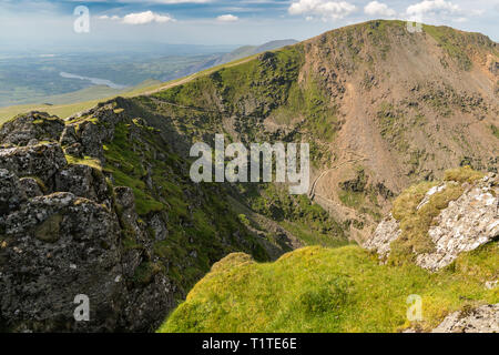 Blick vom Mount Snowdon, Snowdonia, Gwynedd, Wales, UK - Blick nach Norden an Garnedd Ugain, die Pyg Track und der Bergmann, Anschluss Stockfoto