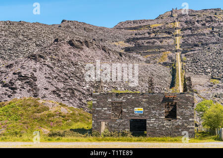 Verfallenes Haus an der Dinorwic Steinbruch in der Nähe von Llanberis, Gwynedd, Wales, Großbritannien Stockfoto