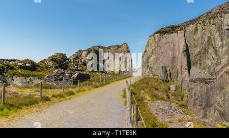 Wandern in das verlassene Dinorwic Steinbruch in der Nähe von Llanberis, Gwynedd, Wales, Großbritannien Stockfoto